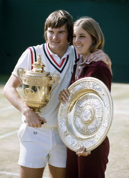 Trionfatrice a Wimbledon, nel 1974, abbracciata al vincitore del singolare maschile Jimmy Connors. Con l’atleta, ebbe, in quegli anni, una relazione sentimentale. (Italy Photo Press) 
